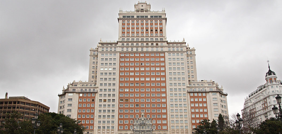 La semana del ‘real estate’: De la disputa de Baraka y Riu en el Edificio España al ‘decretazo’ de Barcelona con los solares vacíos